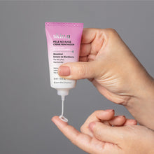 Creme Renovador Facial Pele no Auge – 30ml – Skin.q – oBoticário, tubo rosa e branco aplicado nas mãos, textura cremosa leve com Bioretinol e Niacinamida para pele uniforme e luminosa.