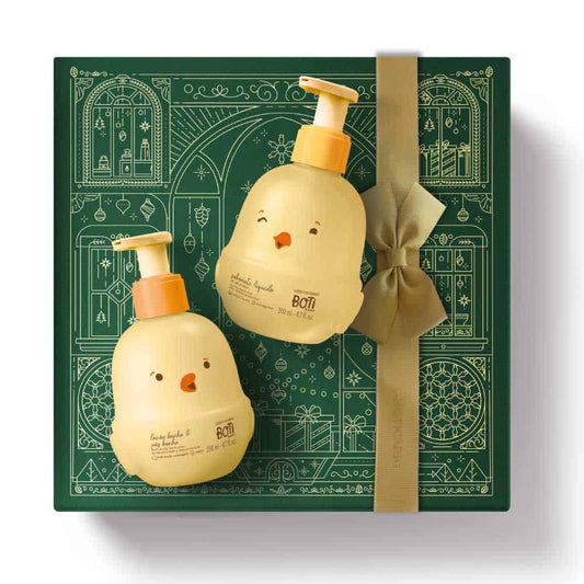 Kit de Natal Boti Baby do oBoticário — caixa verde decorada com laço dourado e dois frascos amarelos em formato de pintainho, com loção e sabonete líquido.