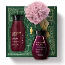 Kit de Natal Nativa SPA Ameixa Negra do oBoticário — caixa verde com laço dourado, frascos roxos da linha Ameixa Negra e esponja de banho rosa.
