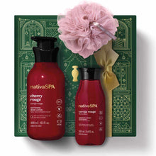 Kit de Natal Nativa SPA Cereja Rouge do oBoticário — caixa verde com laço dourado, frascos vermelhos da linha Cereja Rouge, loção corporal, sabonete líquido e esponja de banho.