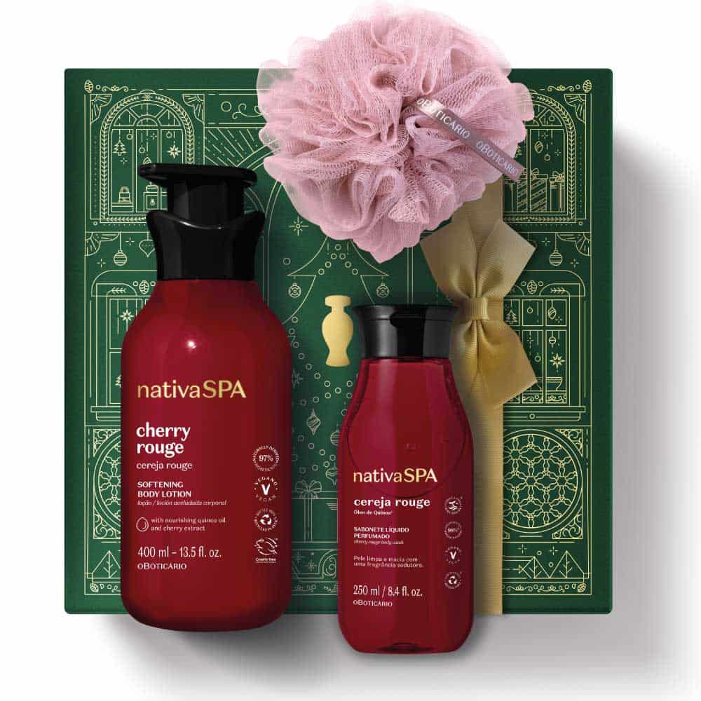 Kit de Natal Nativa SPA Cereja Rouge do oBoticário — caixa verde com laço dourado, frascos vermelhos da linha Cereja Rouge, loção corporal, sabonete líquido e esponja de banho.
