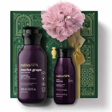 Kit de Natal Nativa SPA Uva Merlot do oBoticário — caixa verde com laço dourado, frascos roxos da linha Uva Merlot, loção corporal, sabonete líquido e esponja de banho.