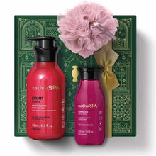 Kit de Natal Nativa SPA Ameixa do oBoticário — caixa verde com laço dourado, frascos vermelhos da linha Ameixa, loção corporal, sabonete líquido e esponja de banho.