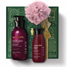 Kit de Natal Nativa SPA Ameixa Negra do oBoticário — caixa verde com laço dourado, frascos roxos da linha Ameixa Negra, loção corporal, sabonete líquido e esponja de banho.