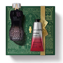 Kit de Natal oBoticário Glamour Secrets Black Intense + Ameixa — caixa verde com laço dourado, perfume preto rendado e creme de mãos vermelho, presente feminino elegante.