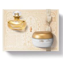 Kit de Natal oBoticário Lily Acetinado — caixa dourada ilustrada com laço acetinado, perfume Lily Eau de Parfum e creme hidratante Lily, presente feminino sofisticado.