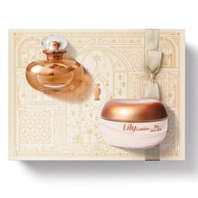 Kit de Natal oBoticário Lily Lumière — caixa dourada ilustrada com laço acetinado, perfume Lily Lumière dourado e creme hidratante acetinado, presente feminino elegante e luminoso.