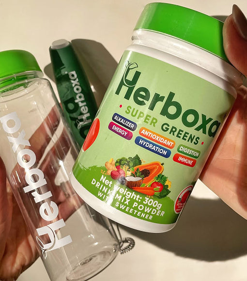 Embalagem Super Greens Herboxa 300g com shaker transparente, suplemento alimentar em pó com superalimentos verdes e probióticos.