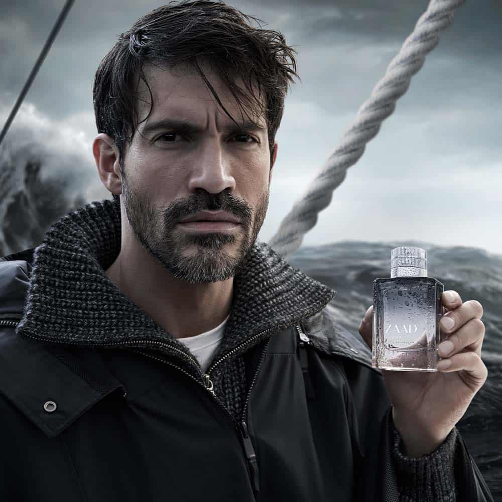 Zaad Intense Eau de Parfum perfume masculino inspirado nas expedições marítimas e na intensidade do oceano com modelo a segurar o frasco