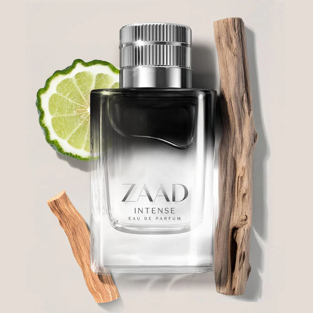 Zaad Intense Eau de Parfum perfume masculino amadeirado fresco com bergamota italiana e driftwood, frasco elegante acompanhado por madeira e citrino verde que destacam o seu carácter intenso e sofisticado.
