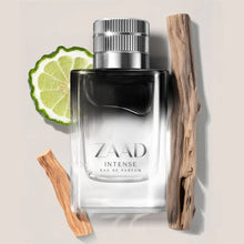 Zaad Intense Eau de Parfum perfume masculino amadeirado fresco com bergamota italiana e driftwood, frasco elegante acompanhado por madeira e citrino verde que destacam o seu carácter intenso e sofisticado.