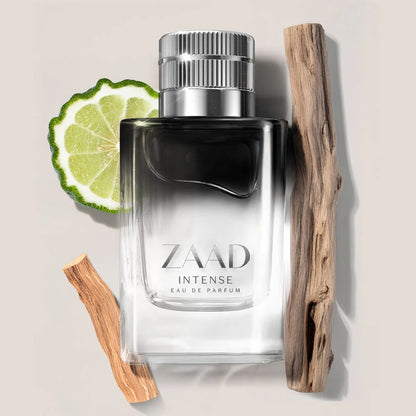 Zaad Intense Eau de Parfum perfume masculino amadeirado fresco com bergamota italiana e driftwood, frasco elegante acompanhado por madeira e citrino verde que destacam o seu carácter intenso e sofisticado.